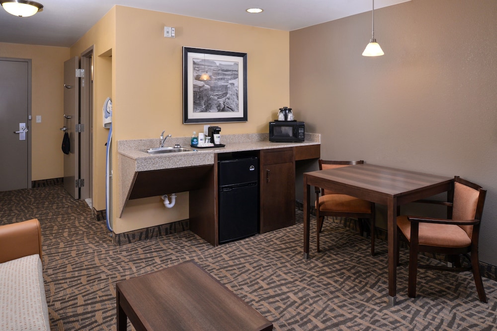 holiday inn express and suites page lake powell area