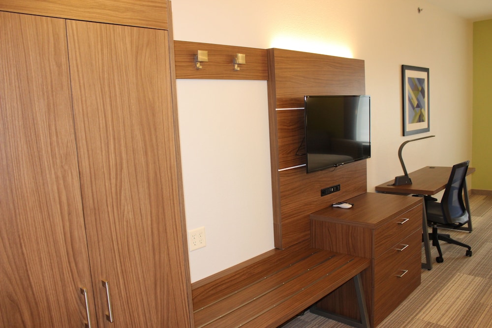 holiday inn express and suites mansfield by ihg