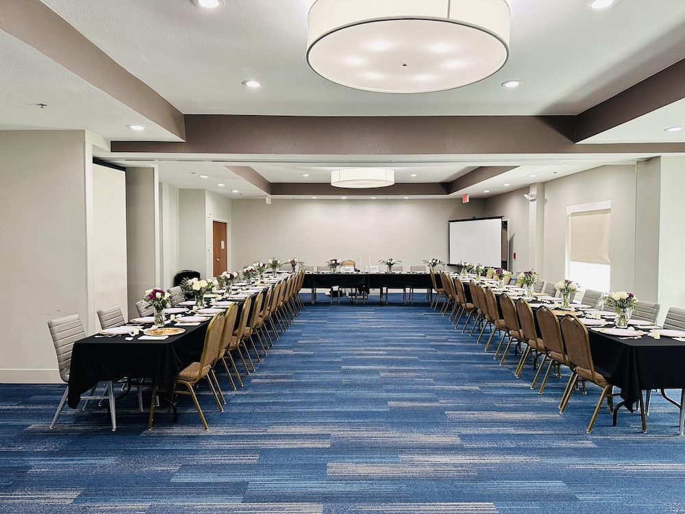 holiday inn express and suites mansfield by ihg
