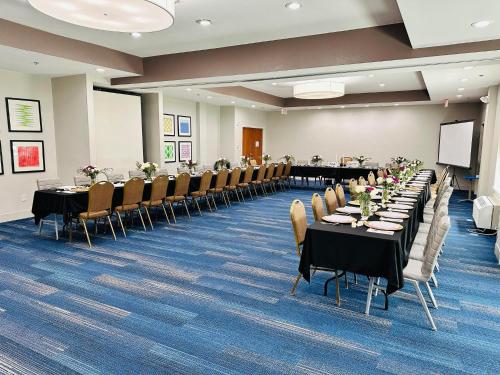 holiday inn express and suites mansfield by ihg