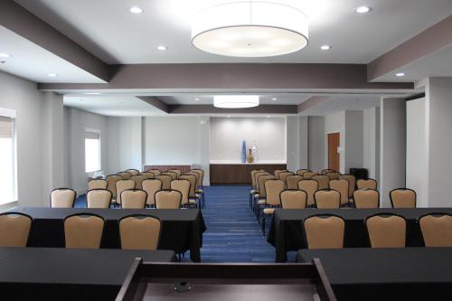 holiday inn express and suites mansfield by ihg