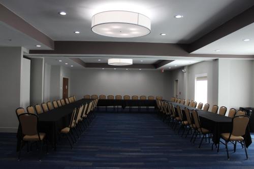 holiday inn express and suites mansfield by ihg