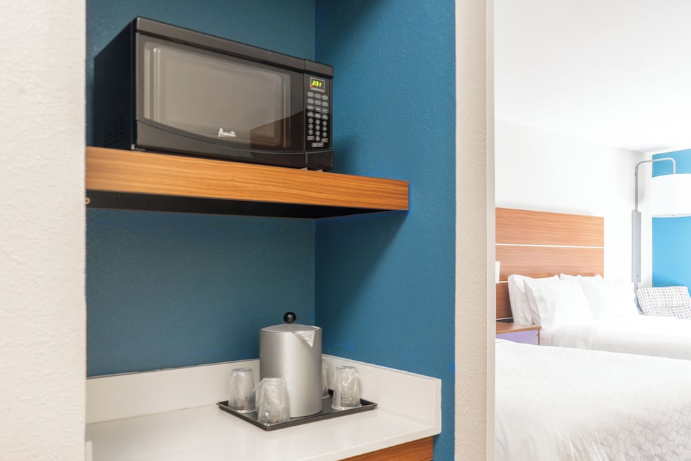 holiday inn express hotel and suites lake zurich bar