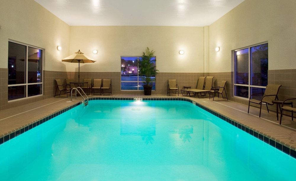 holiday inn express hotel and suites lake zurich bar