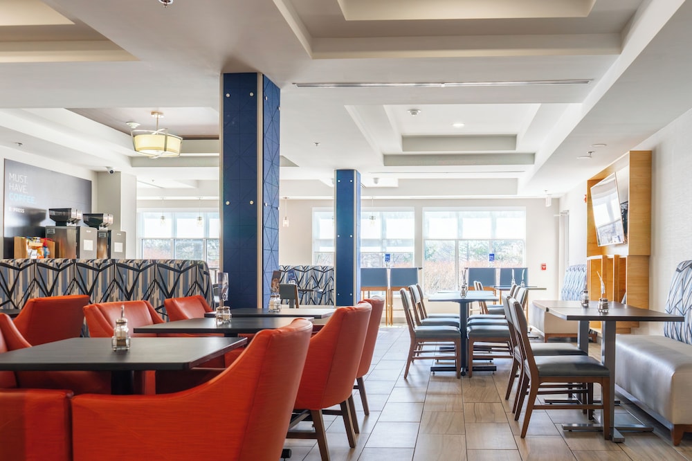 holiday inn express hotel and suites lake zurich bar