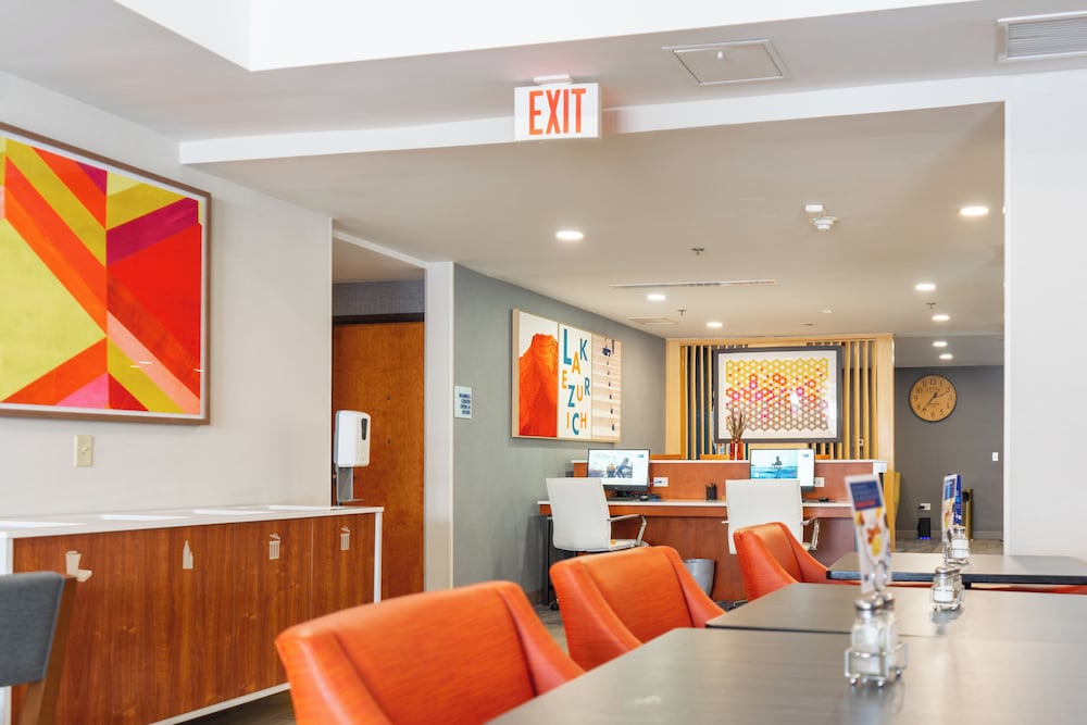 holiday inn express hotel and suites lake zurich bar