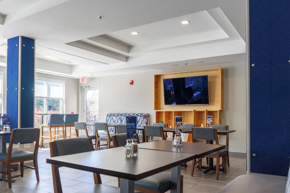 holiday inn express hotel and suites lake zurich bar
