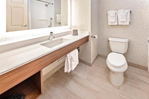 holiday inn express hotel and suites lake zurich bar