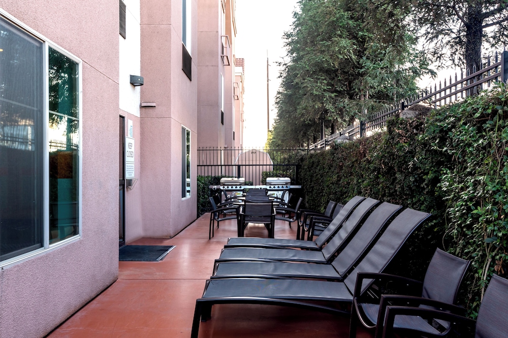 holiday inn express and suites lathrop by ihg