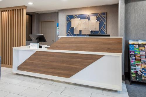 holiday inn express and suites lathrop by ihg