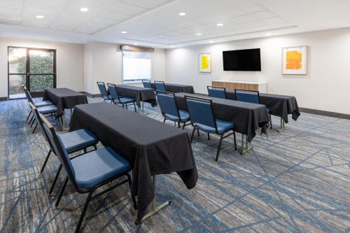 holiday inn express and suites lathrop by ihg