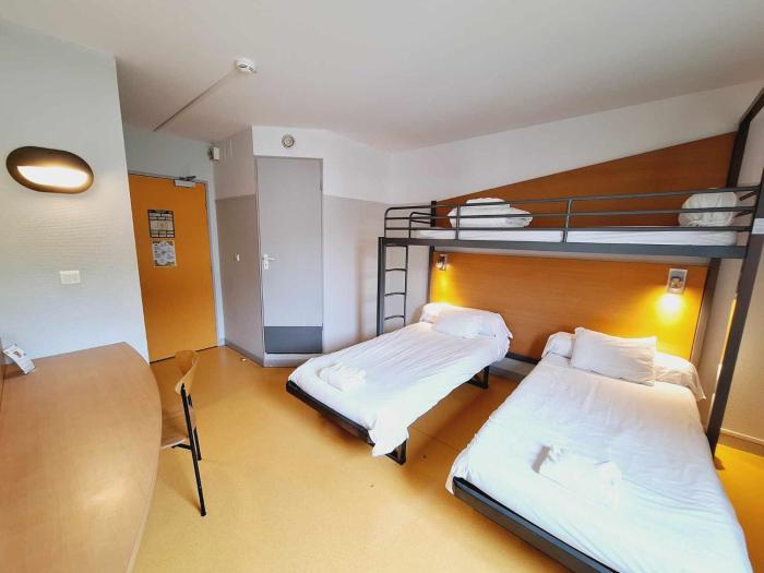 cis de champagne hostel