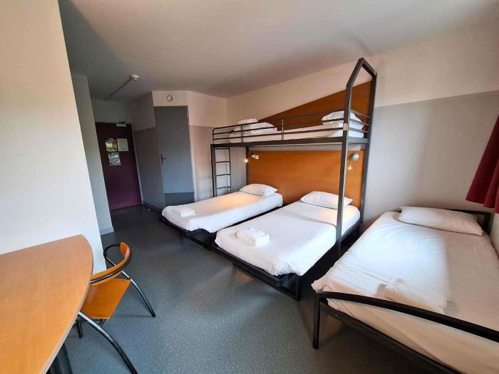 cis de champagne hostel
