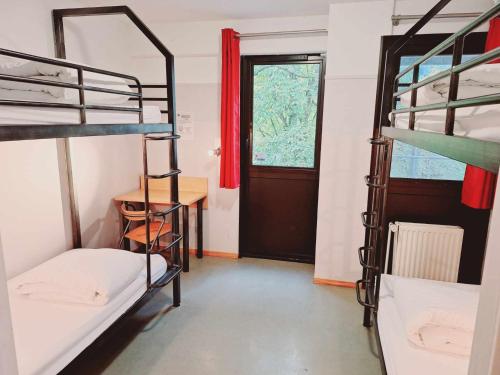 cis de champagne hostel