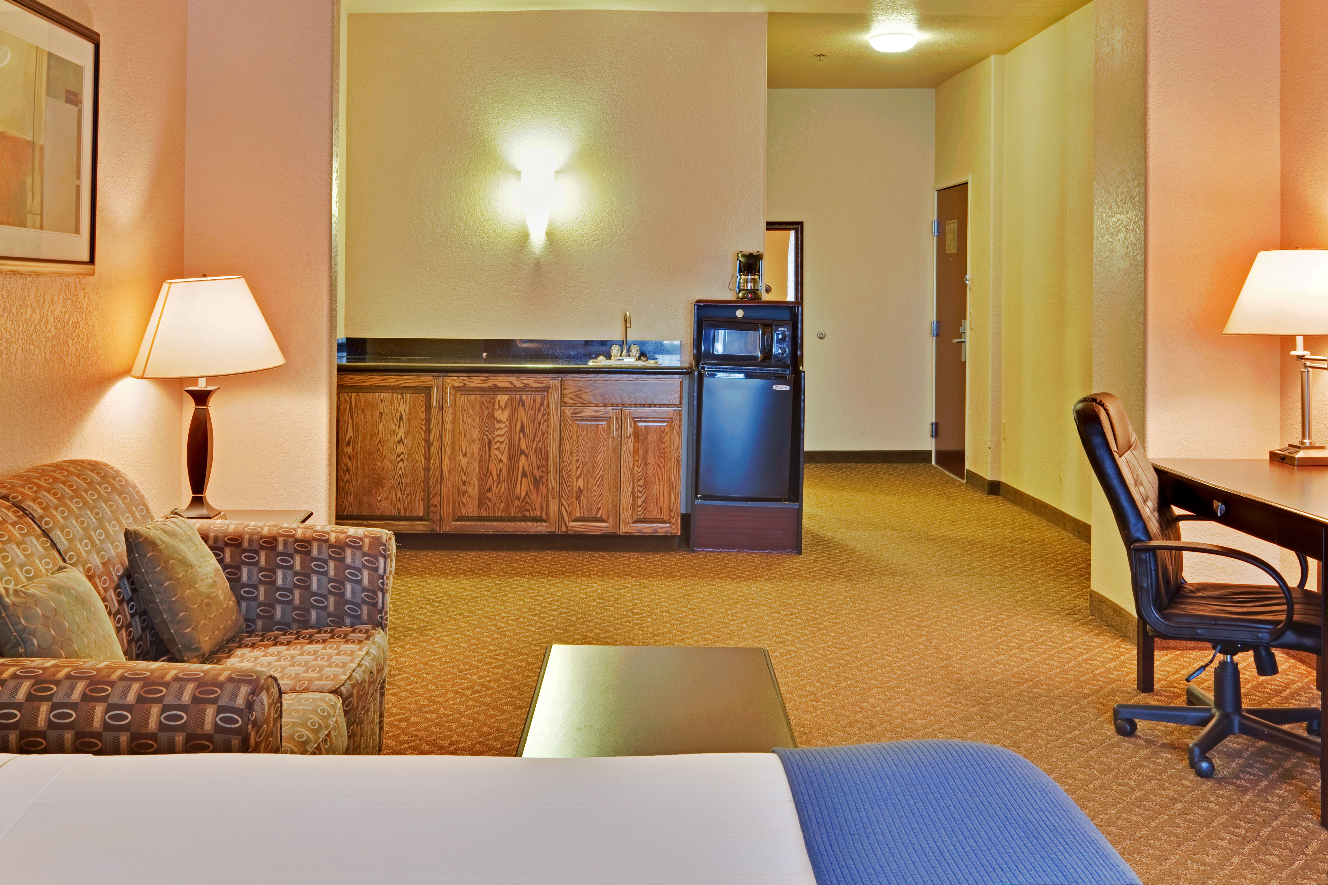 holiday inn express delano by ihg