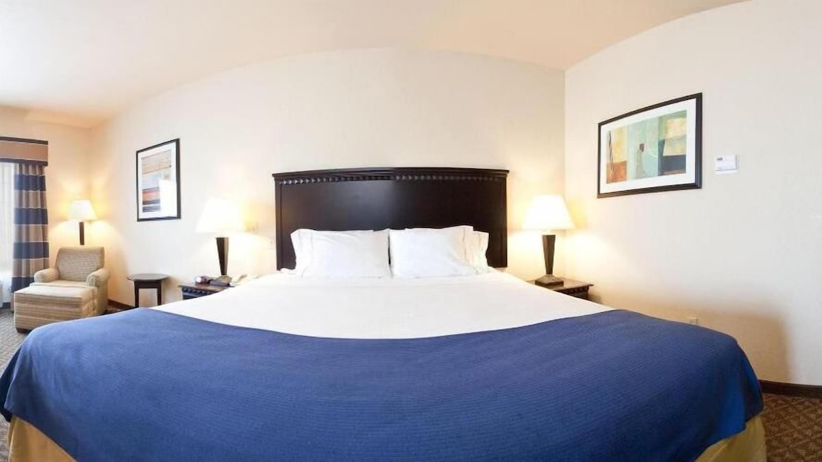 holiday inn express delano by ihg