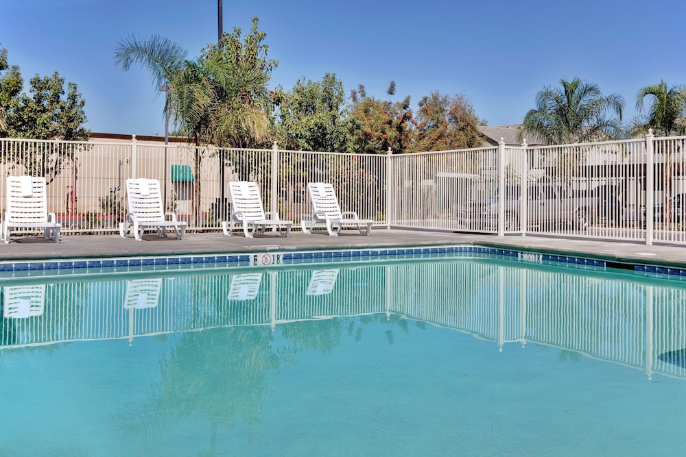 holiday inn express delano by ihg