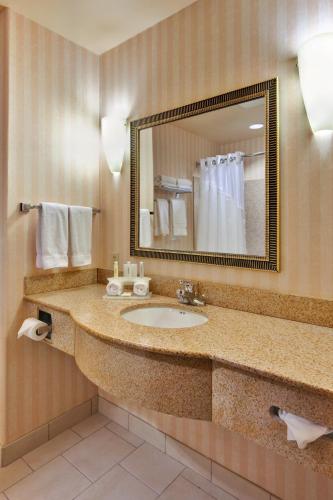 holiday inn express delano by ihg