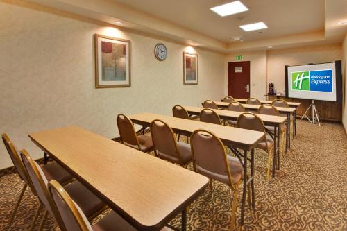 holiday inn express delano by ihg