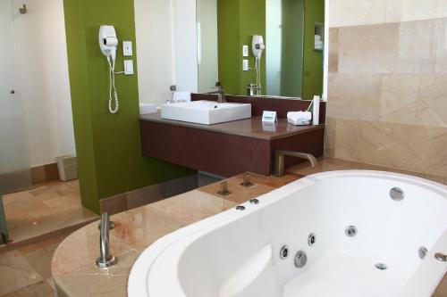 holiday inn queretaro zona krystal by ihg