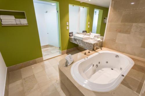 holiday inn queretaro zona krystal by ihg