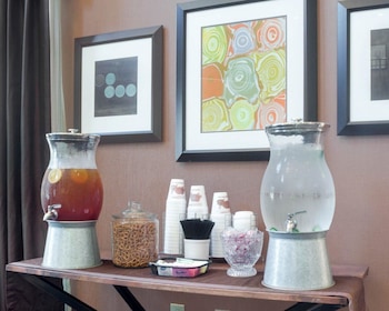 Comfort Suites Topeka Northwest,Shawnee>>Downtown Topeka,3 star