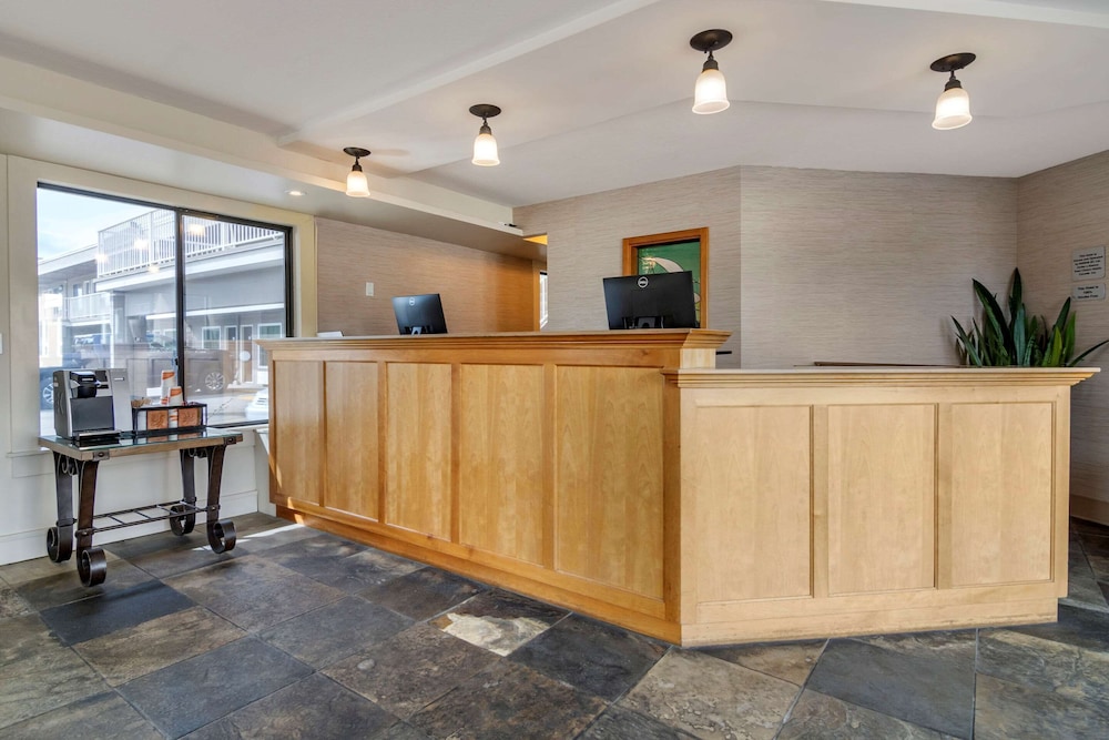 Econo Lodge Inn & Suites,Kelowna>>British Columbia,2 star