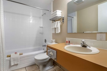 econo lodge inn and suites