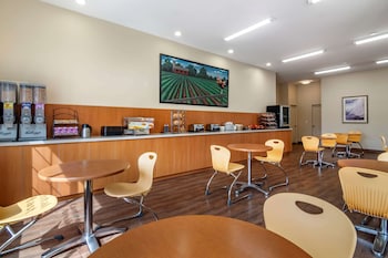econo lodge inn and suites
