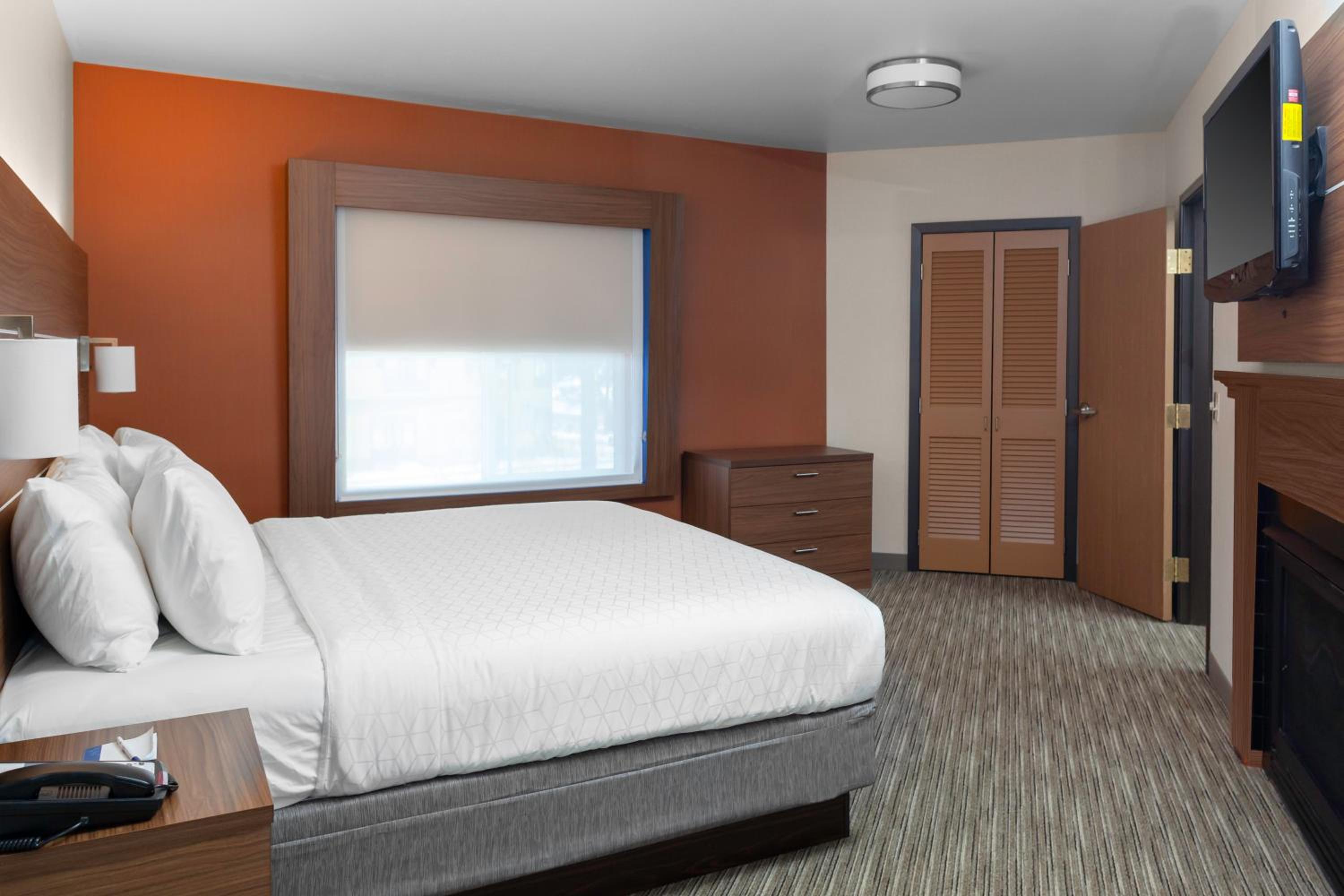 holiday inn express and suites interstate 90 by ihg