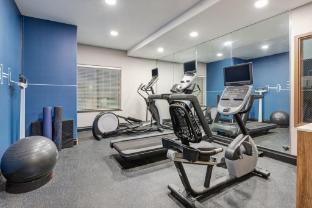 holiday inn express and suites granbury by ihg