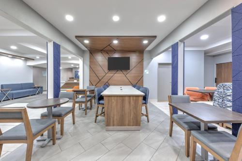 holiday inn express and suites granbury by ihg