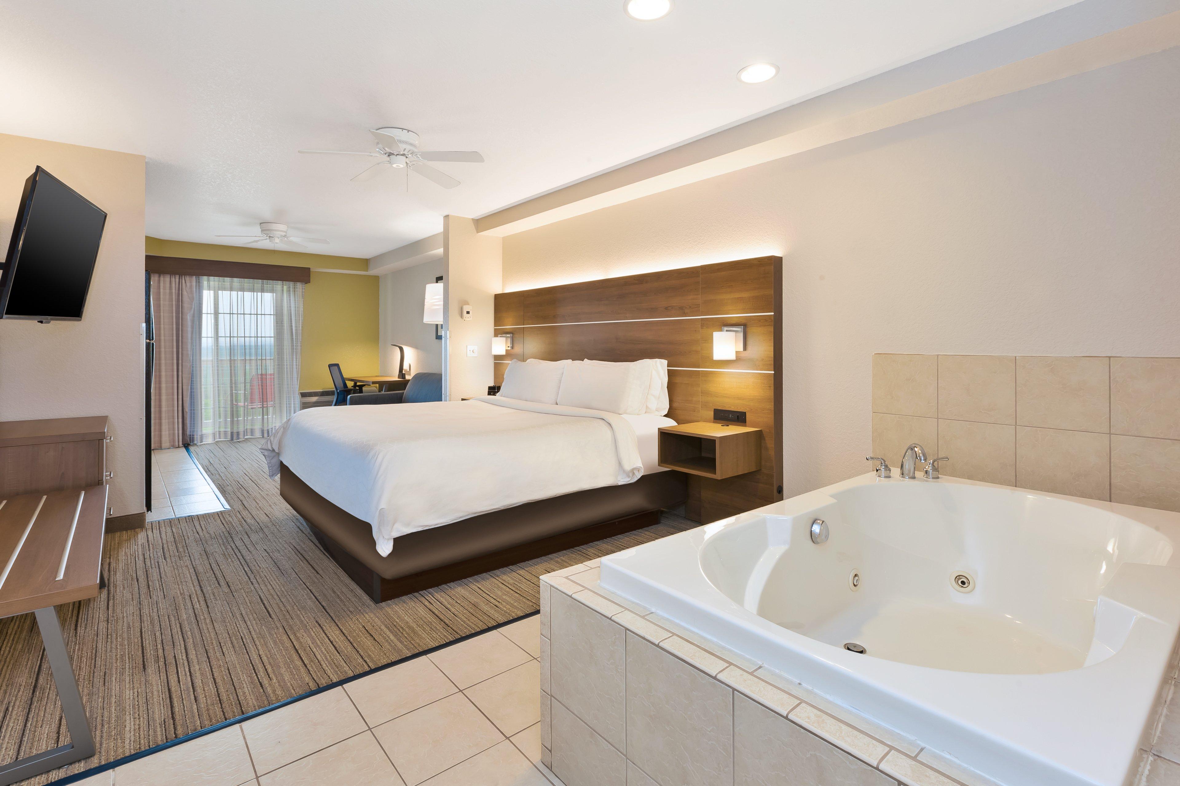 holiday inn express and suites petoskey by ihg