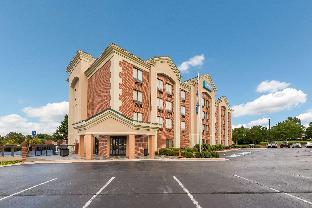 clarion pointe greensboro airport