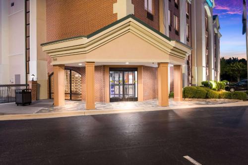 clarion pointe greensboro airport