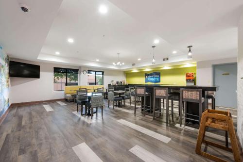 clarion pointe greensboro airport