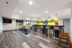 clarion pointe greensboro airport
