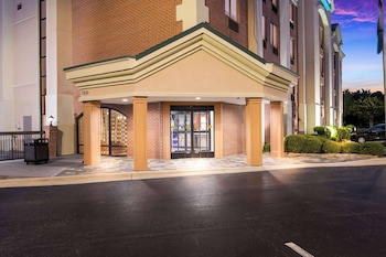 clarion pointe greensboro airport