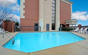 clarion pointe greensboro airport