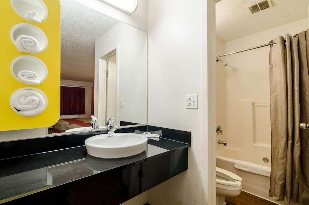 motel 6 warren mi detroit east