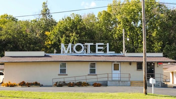budget host golden wheat motel