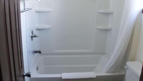 budget host golden wheat motel