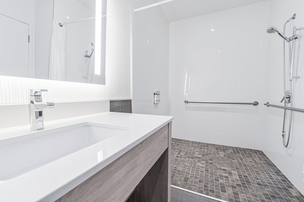 holiday inn express hotel saint hyacinthe by ihg