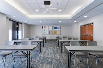 holiday inn express and suites columbus edinburgh by ihg