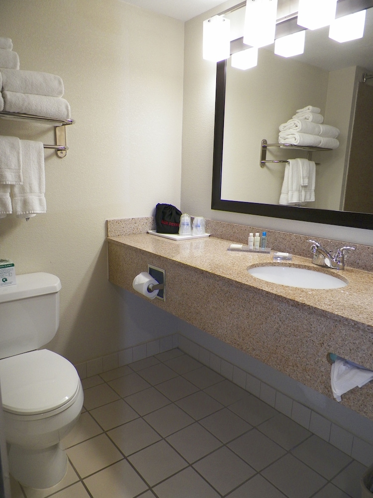 holiday inn express and suites cedar falls waterloo by ihg