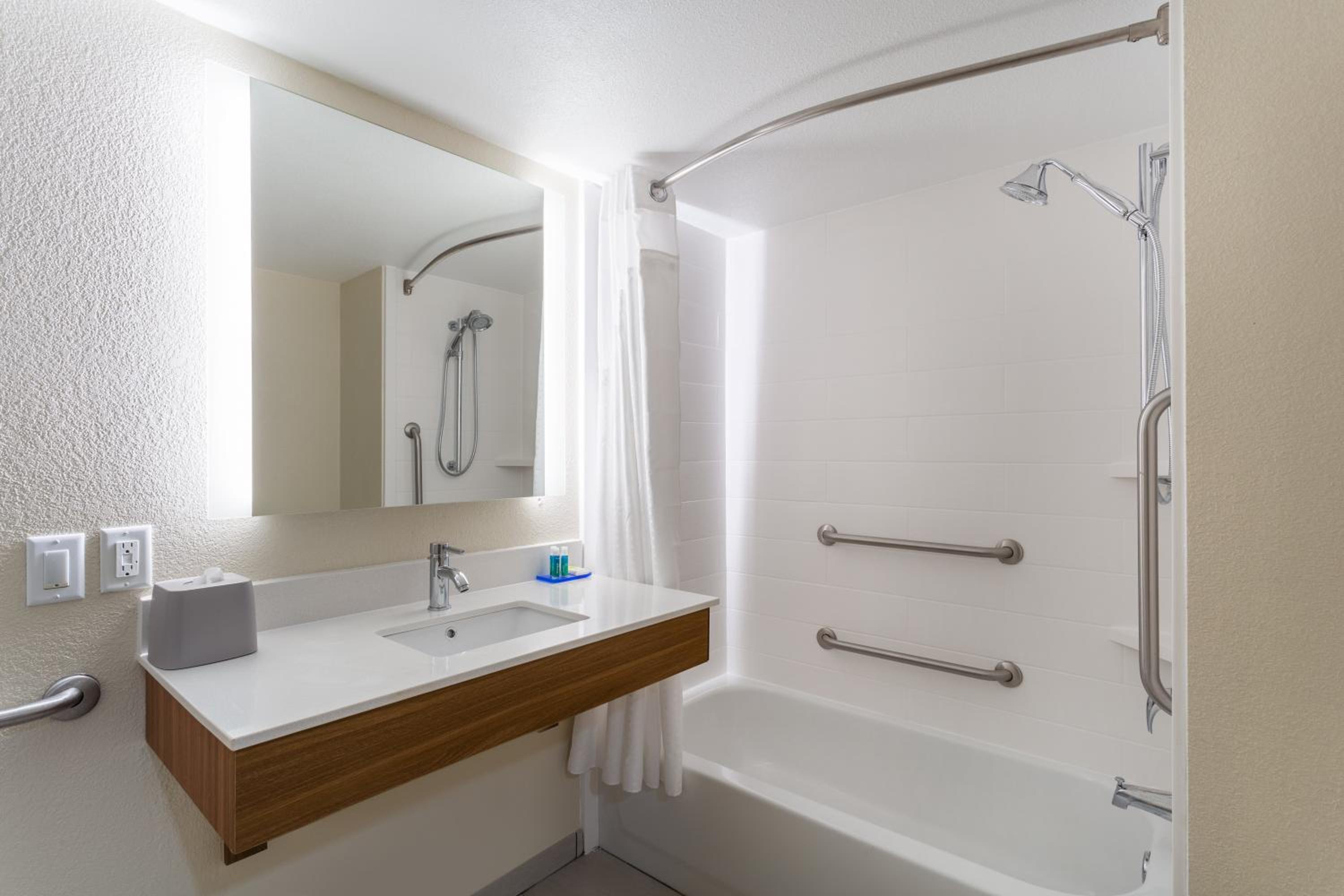 holiday inn express and suites cedar falls waterloo by ihg