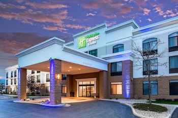 holiday inn express and suites cedar falls waterloo by ihg