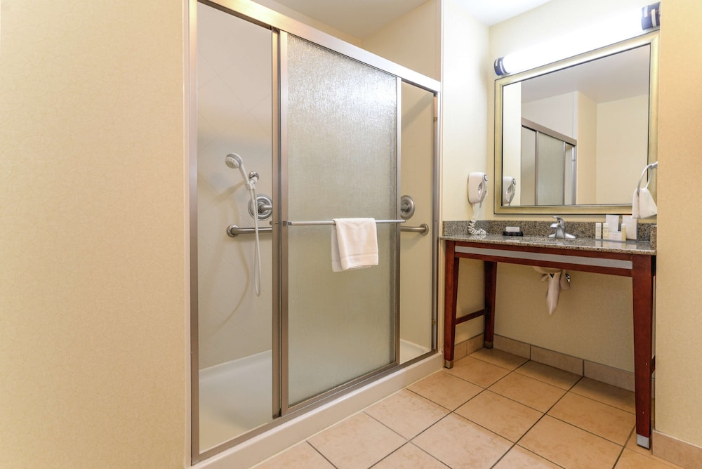 hampton inn and suites detroit chesterfield township