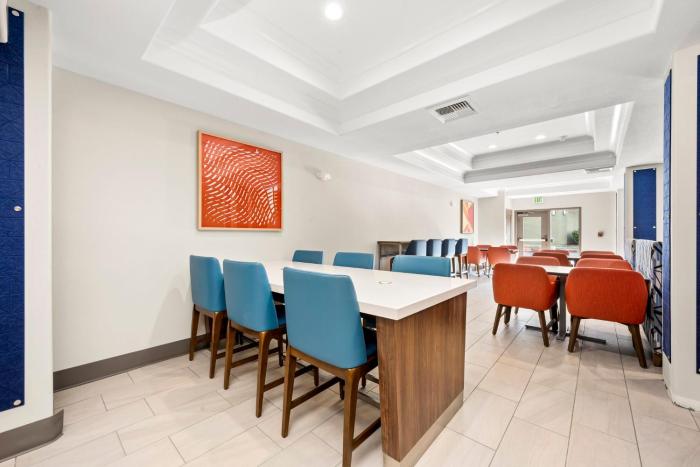 holiday inn express hotel and suites lincoln by ihg