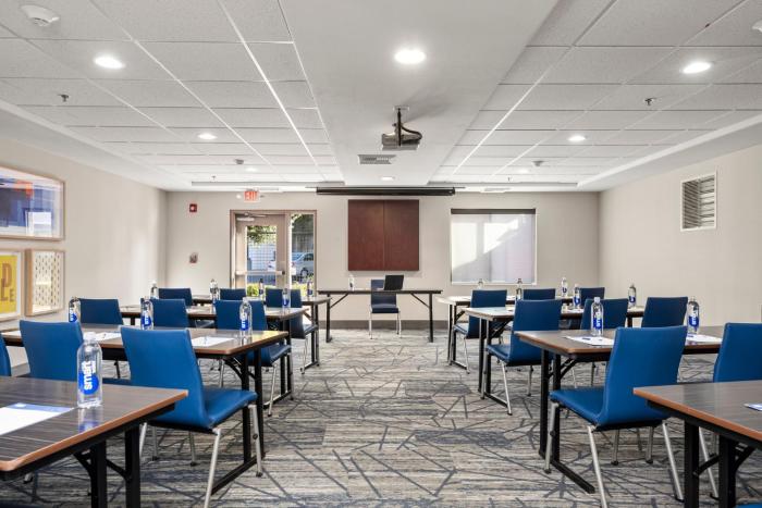 holiday inn express hotel and suites lincoln by ihg